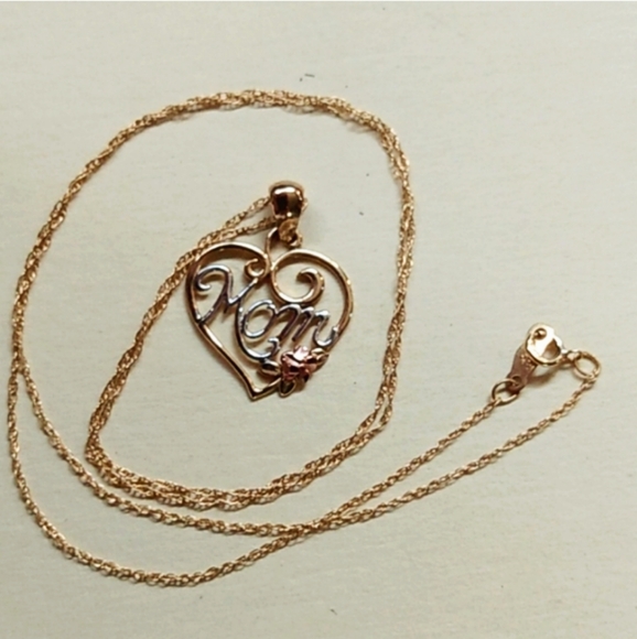 Jewelry - 10k yellow gold Mom necklace